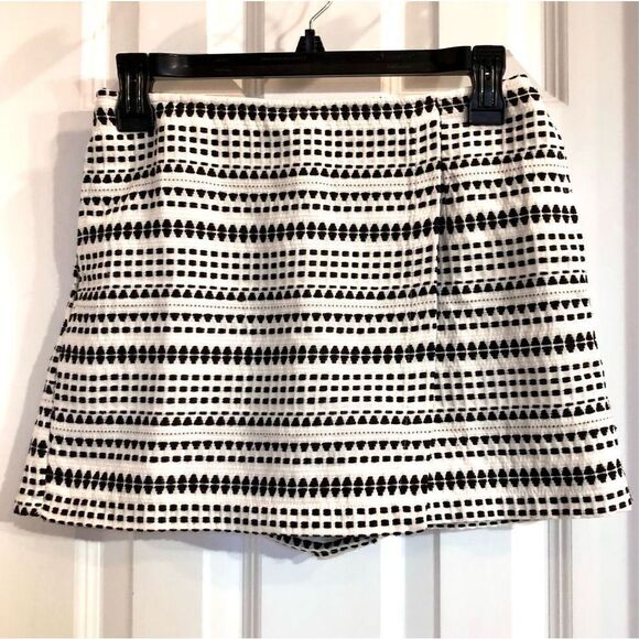 CUPCAKES AND CASHMERE - 🎉HP🎉 L Sz 0 EUC Embroidered Skort. PRISTINE CONDITION! - Picture 2 of 11